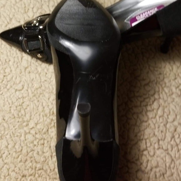 NEW!! Guess 7M Black pumps w/silver buckle - Picture 4 of 8